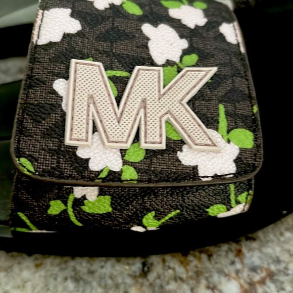 Michael Kors slides! - Picture 2 of 5